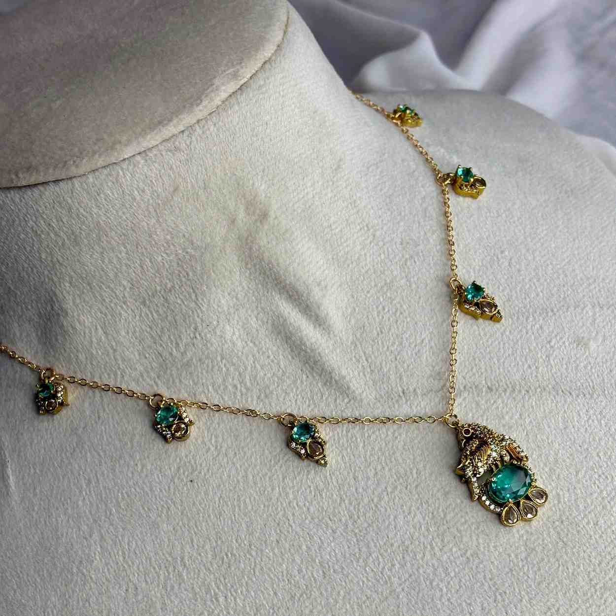 IN007 Stone invisible chain Peacock Pattern