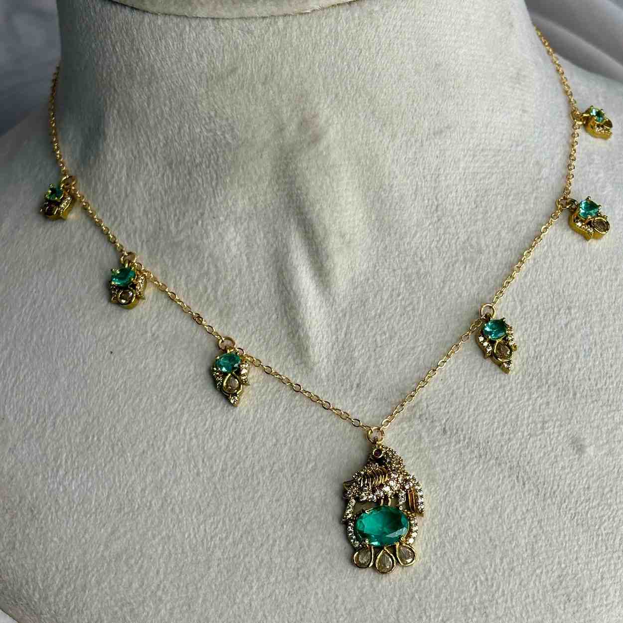 IN007 Stone invisible chain Peacock Pattern