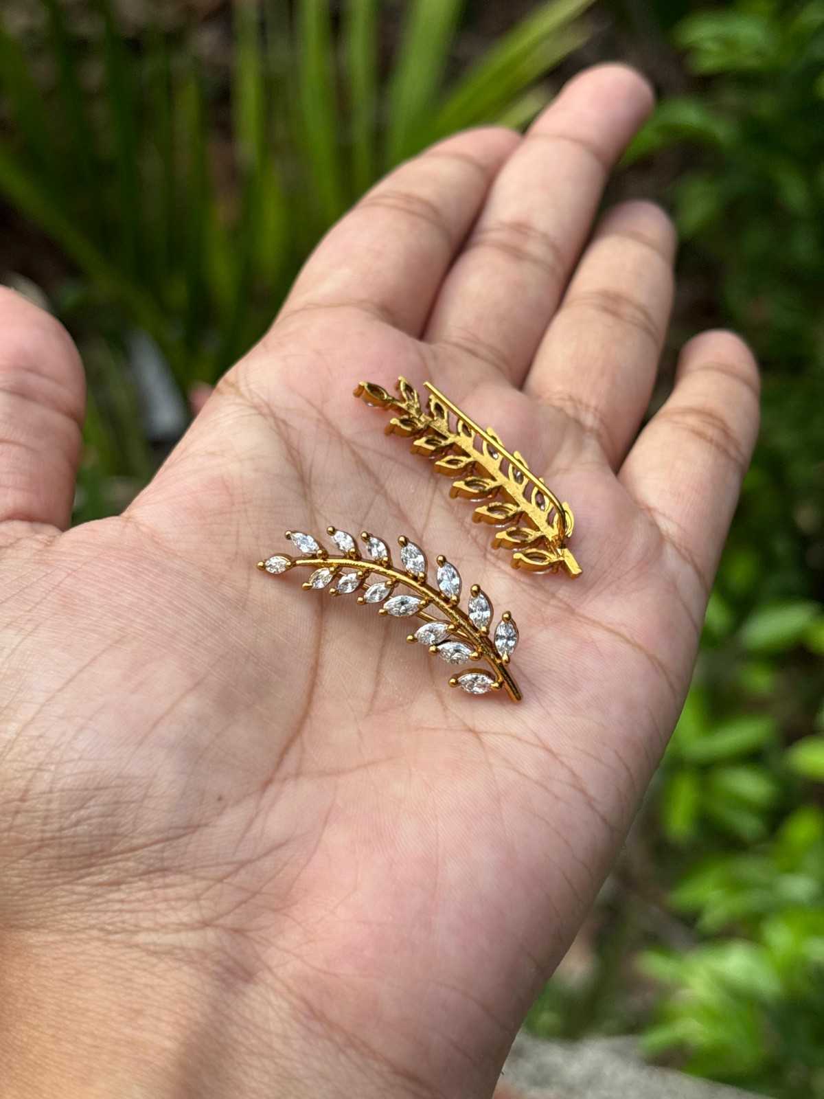 J0110 AD Stone leaf pattern ear cuff