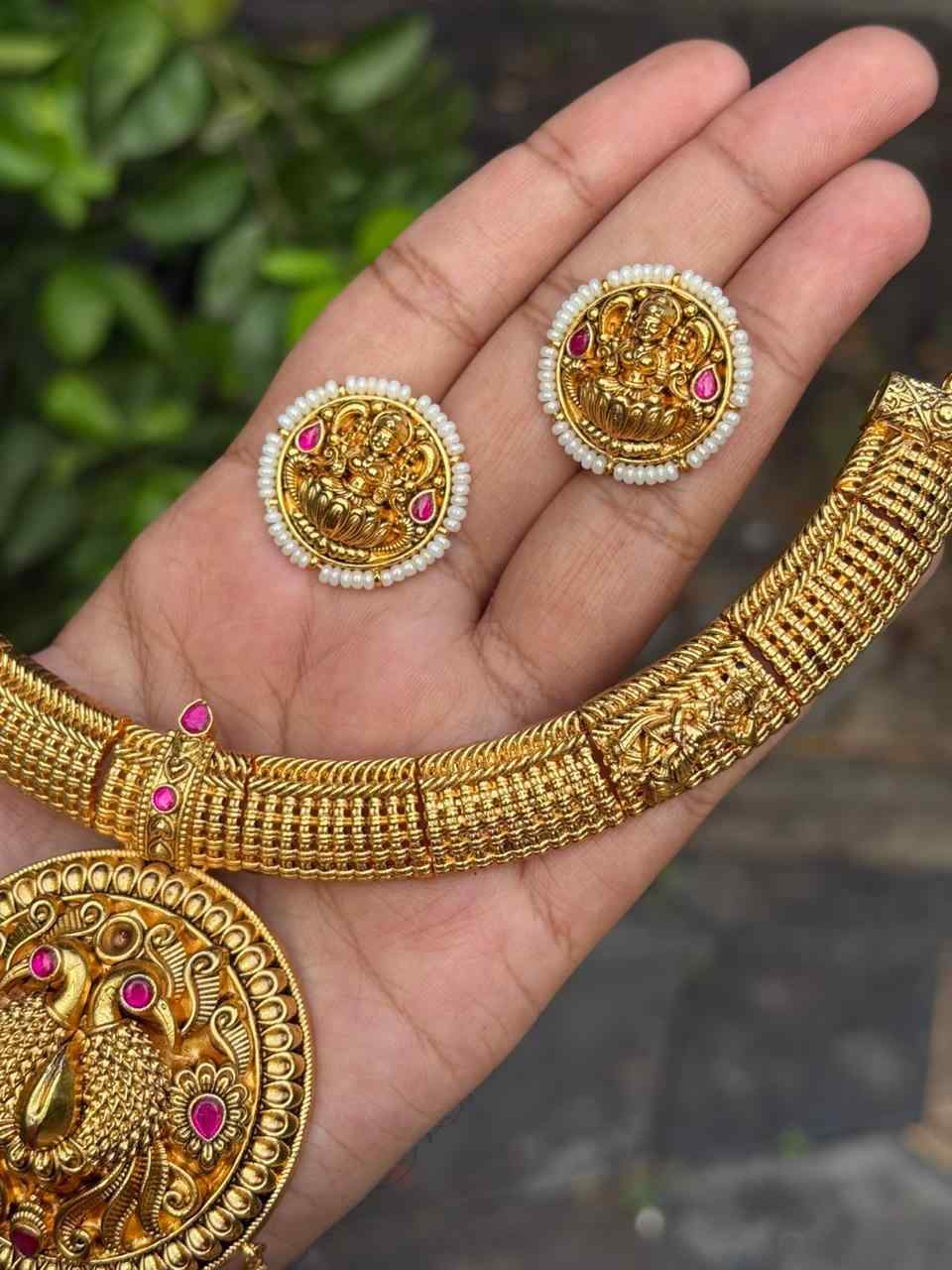 N0261 Gold Inspired Traditional AnnaParava Necklace Premium Base metal with stud type earrings