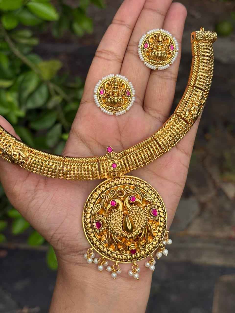N0261 Gold Inspired Traditional AnnaParava Necklace Premium Base metal with stud type earrings