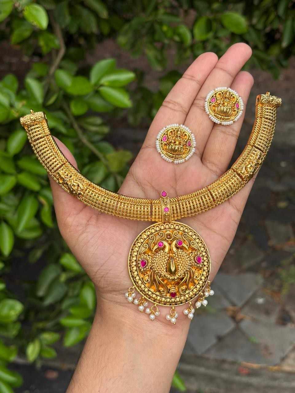 N0261 Gold Inspired Traditional AnnaParava Necklace Premium Base metal with stud type earrings