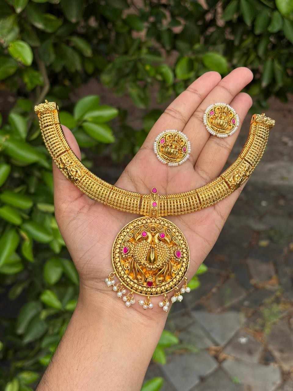 N0261 Gold Inspired Traditional AnnaParava Necklace Premium Base metal with stud type earrings