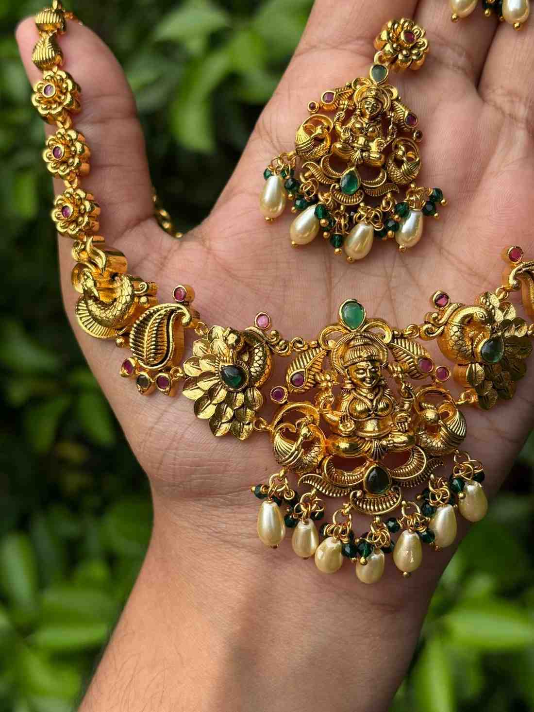 N0265 Gold inspired temple collection necklace with earrings