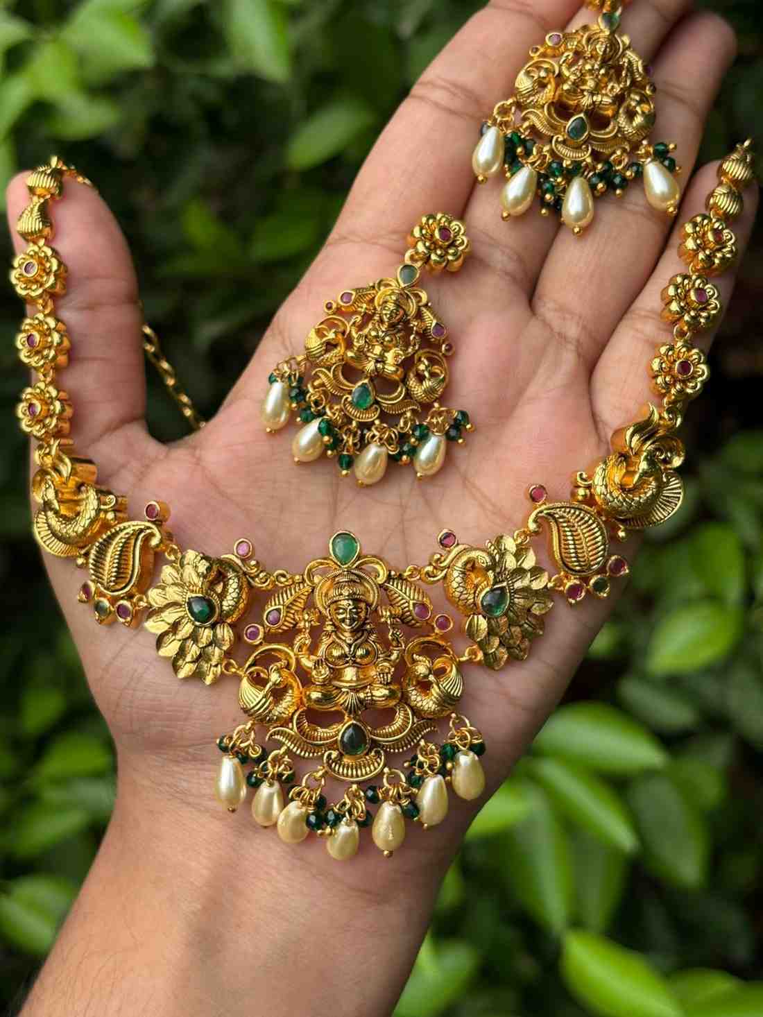 N0265 Gold inspired temple collection necklace with earrings