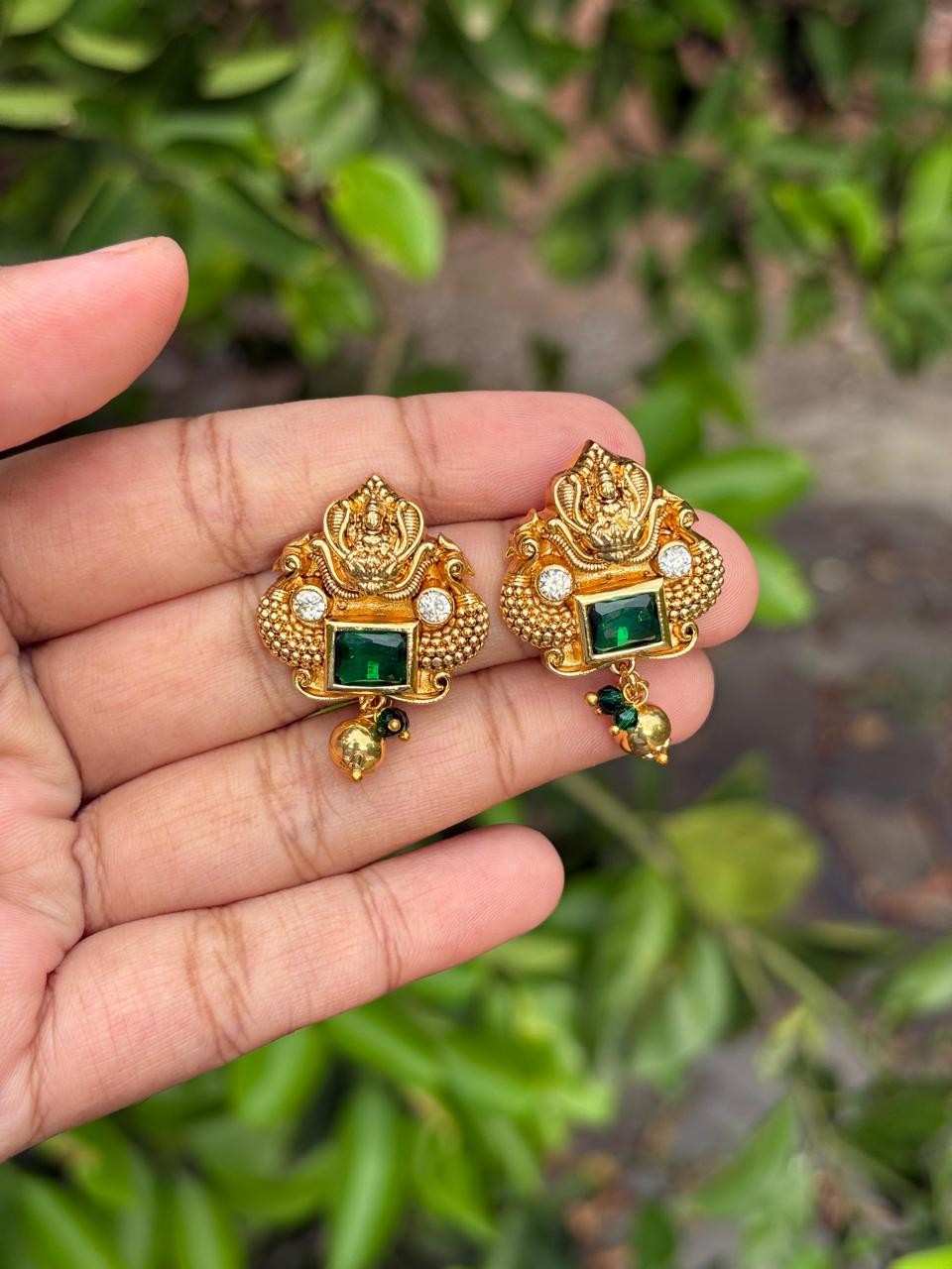 J0127 Emerald Green Stone Stud type earring