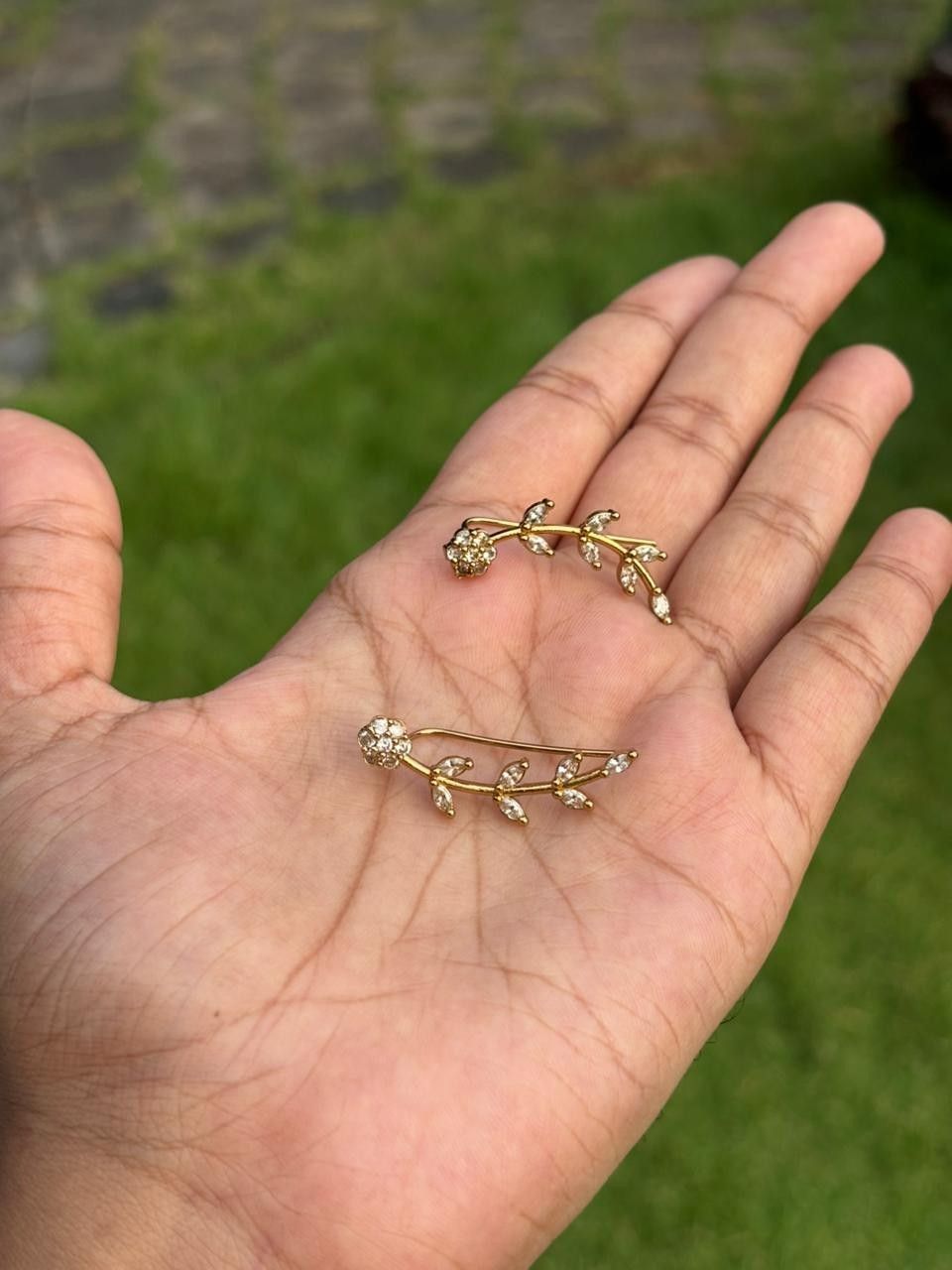 J0136 Floral Stone Earcuff