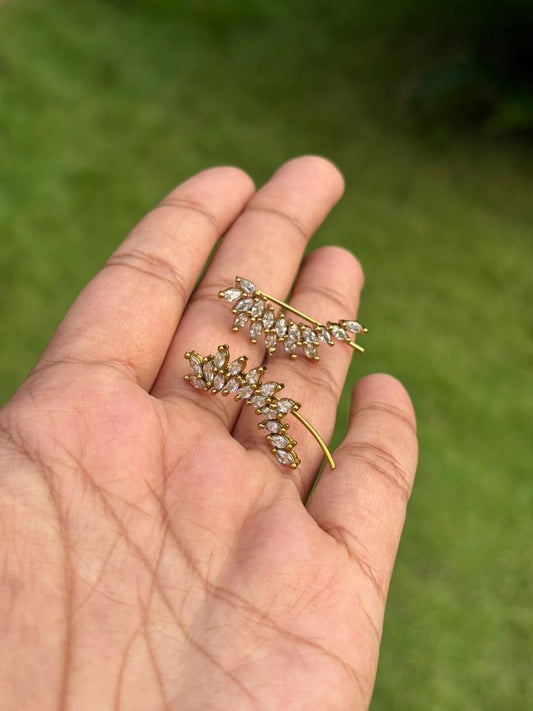 J0137 Floral white Stone Earcuff