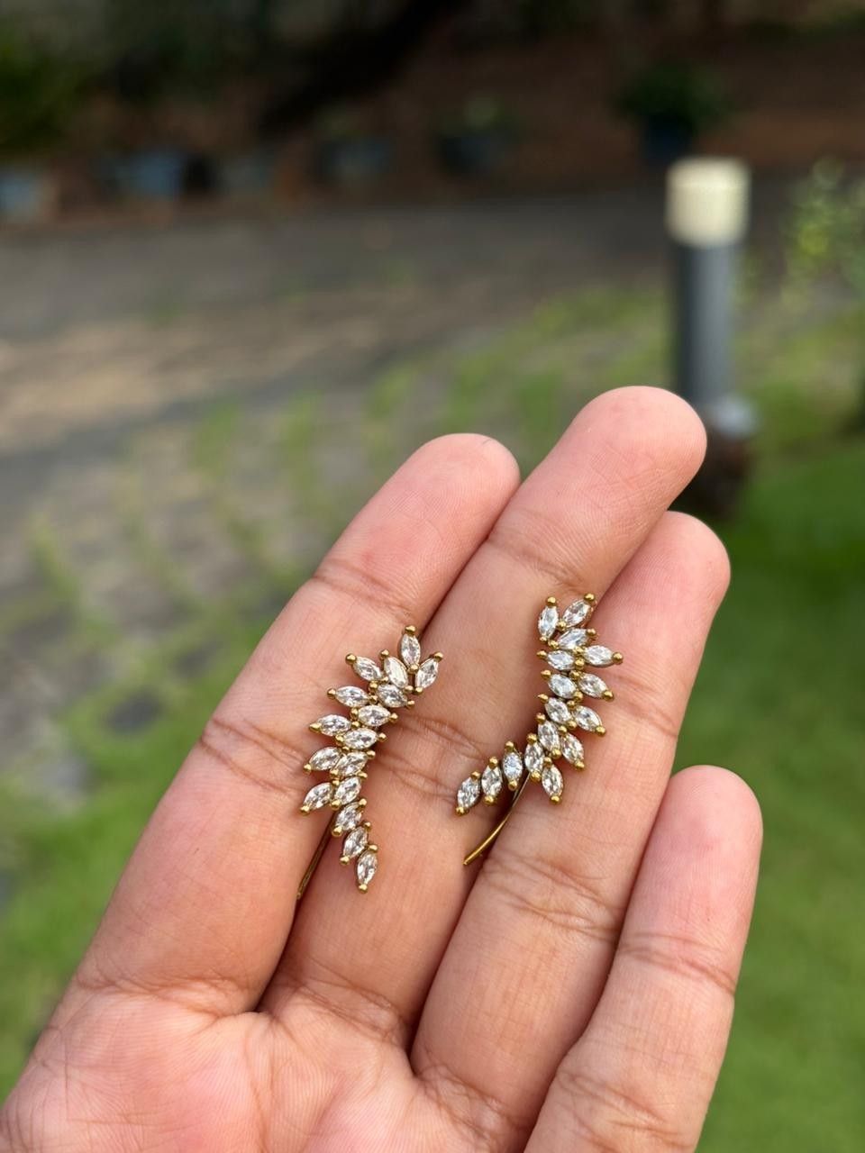 J0137 Floral white Stone Earcuff