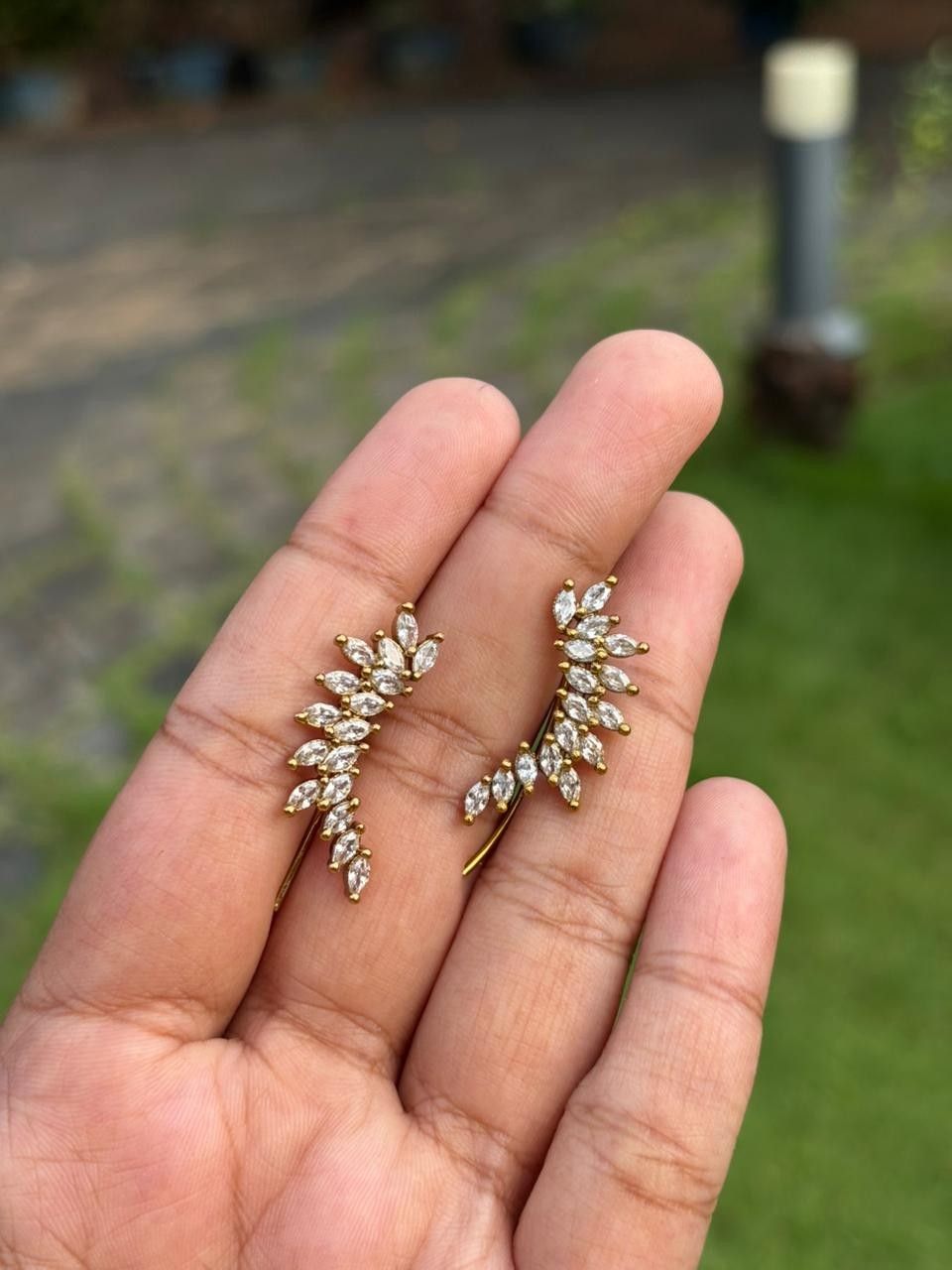 J0137 Floral white Stone Earcuff