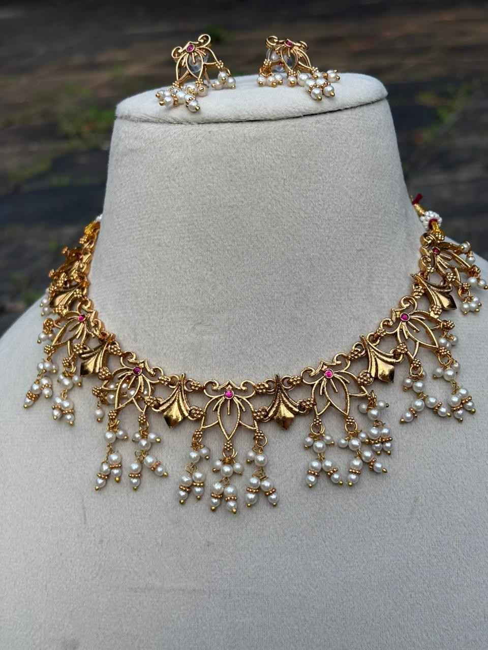 N0284 Floral Pattern Pearl Hanging Necklace