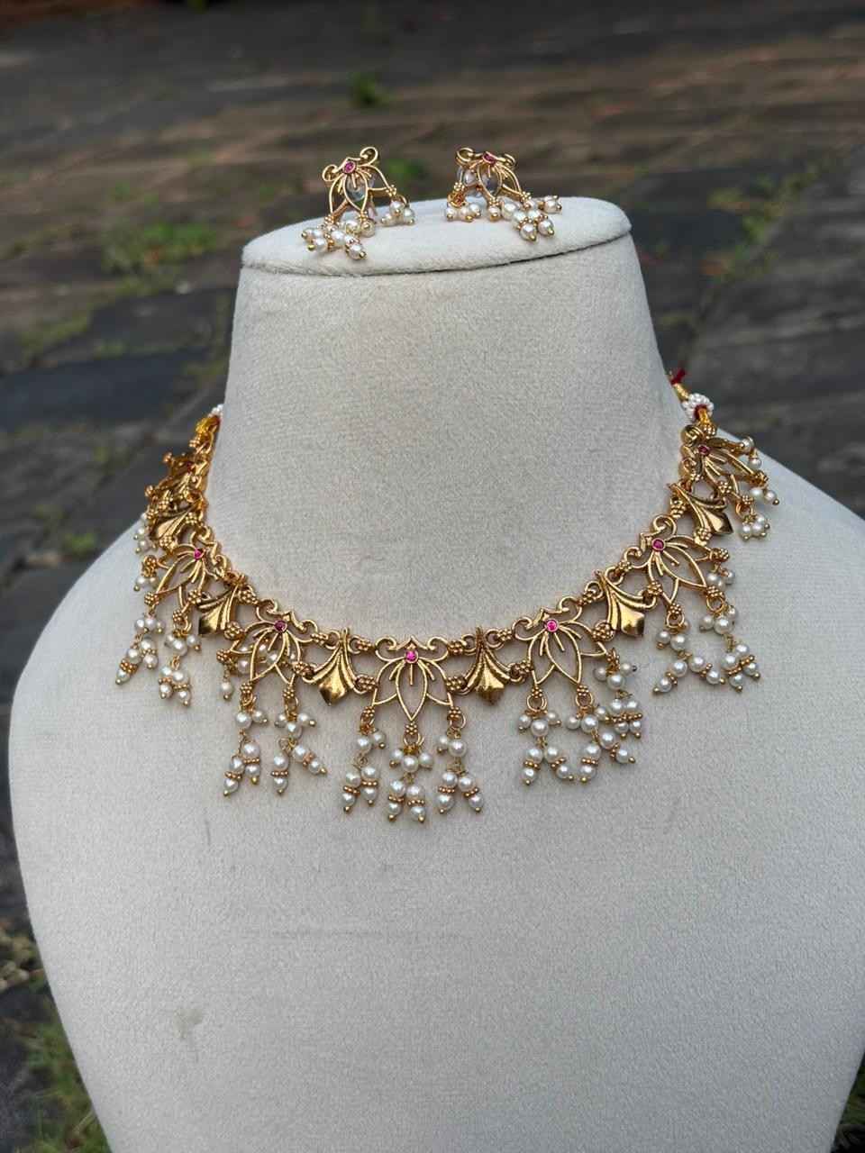 N0284 Floral Pattern Pearl Hanging Necklace
