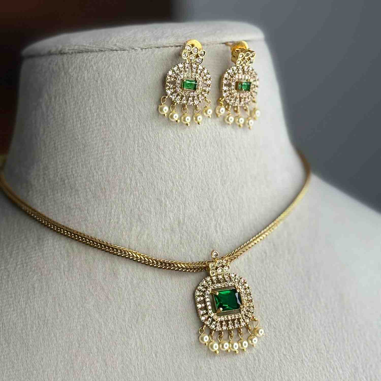 N0288 Simple Emerald Green Stone Attigai