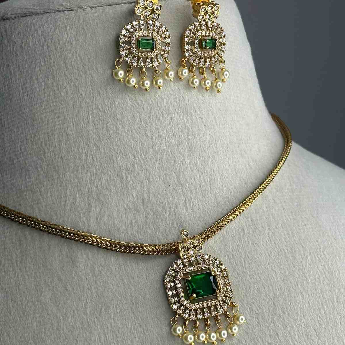 N0288 Simple Emerald Green Stone Attigai