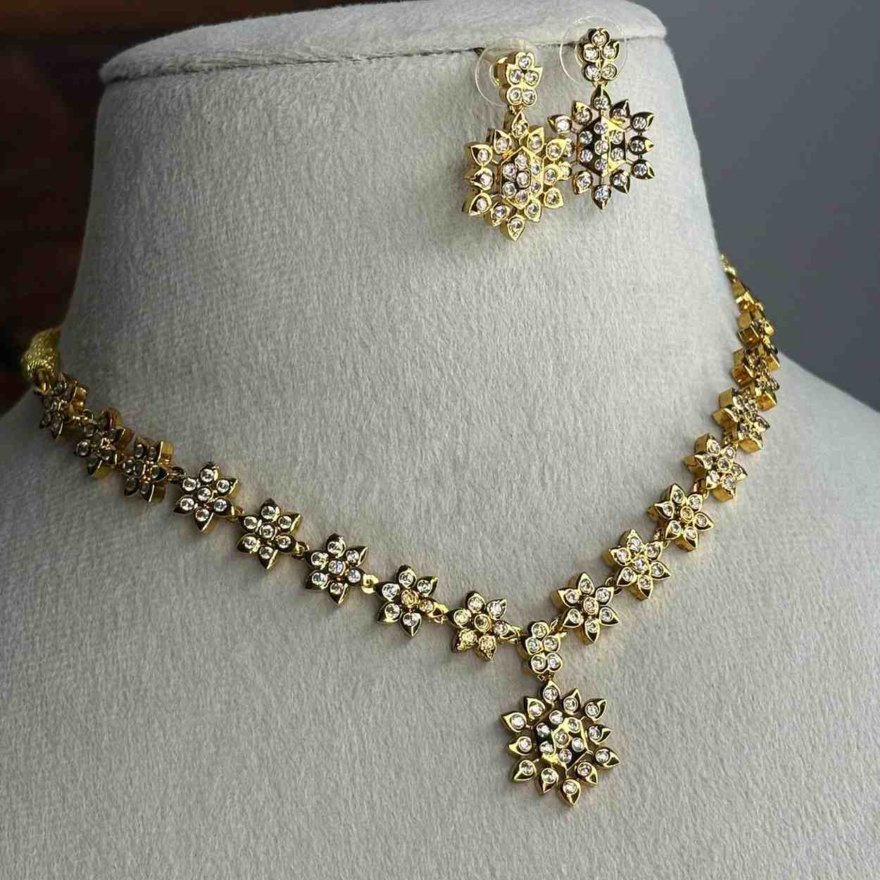N0289 Traditional Microplate Floral Necklace