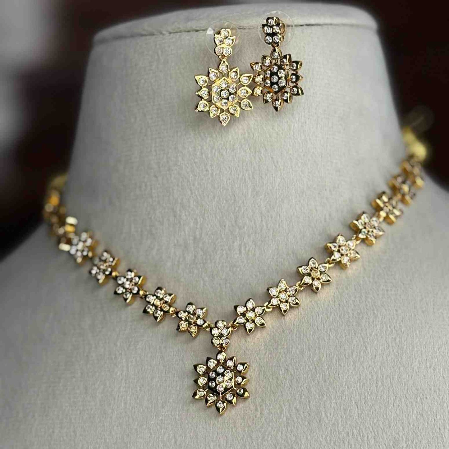 N0289 Traditional Microplate Floral Necklace