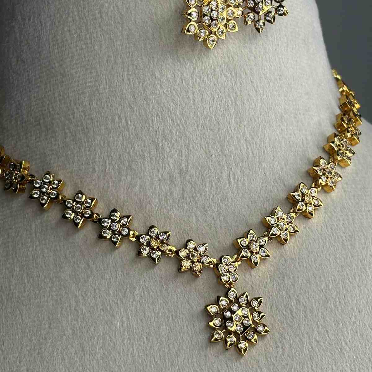 N0289 Traditional Microplate Floral Necklace