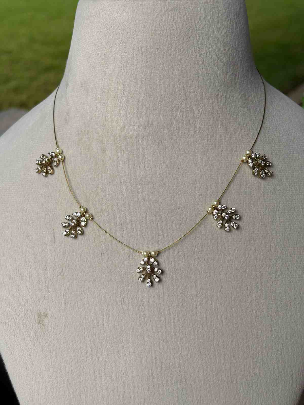 IN015 Stone Floral Invisible necklace