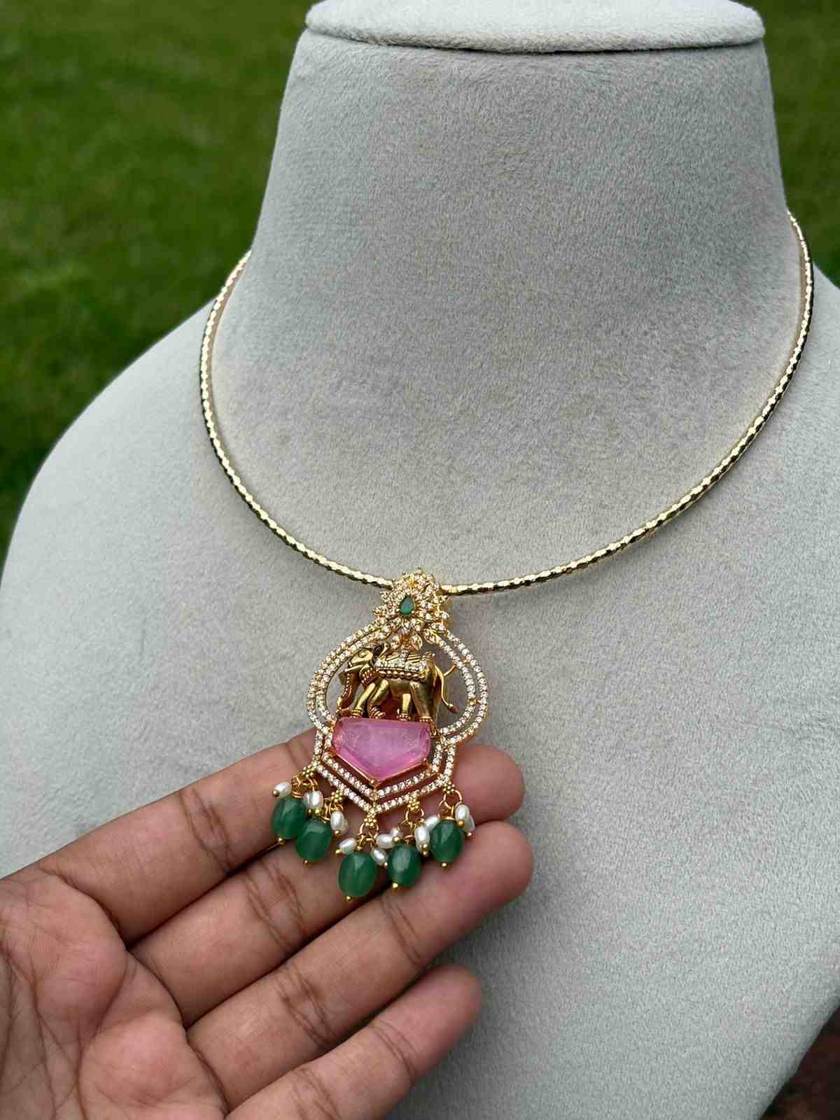 N0294 Elephant pendent with hasli