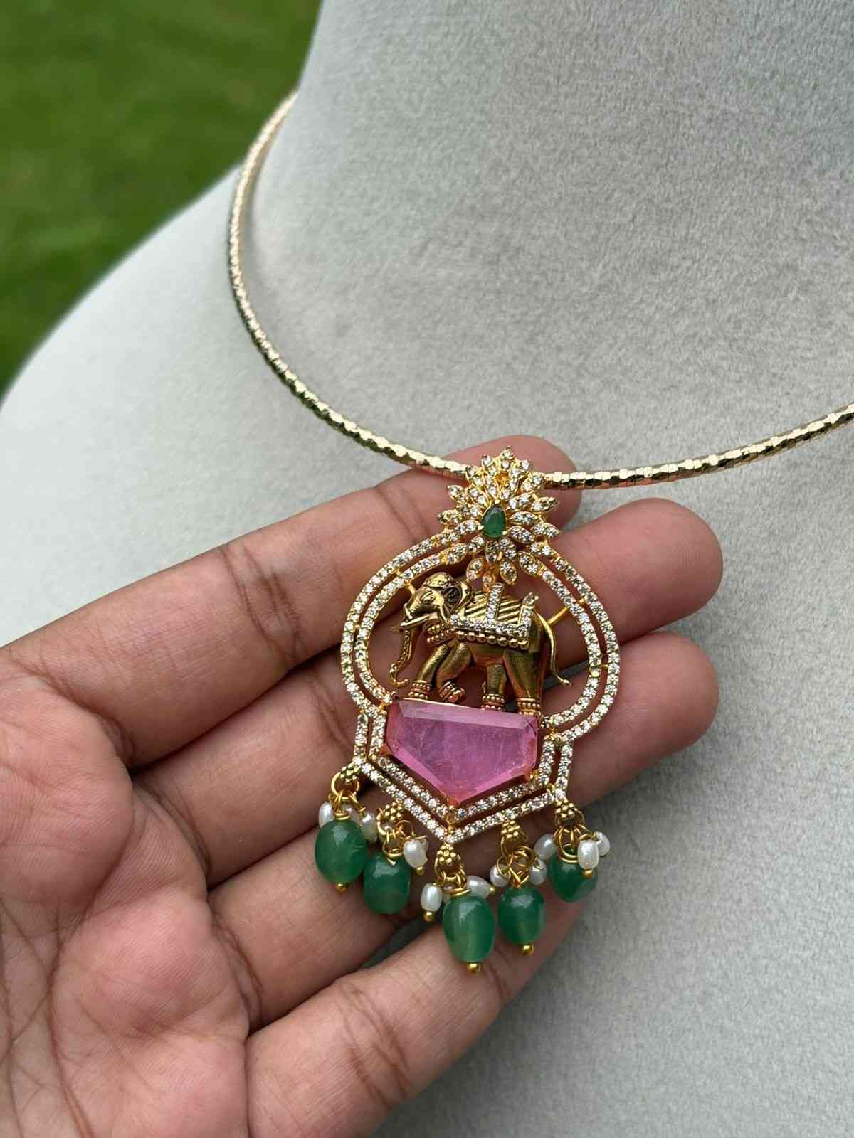 N0294 Elephant pendent with hasli