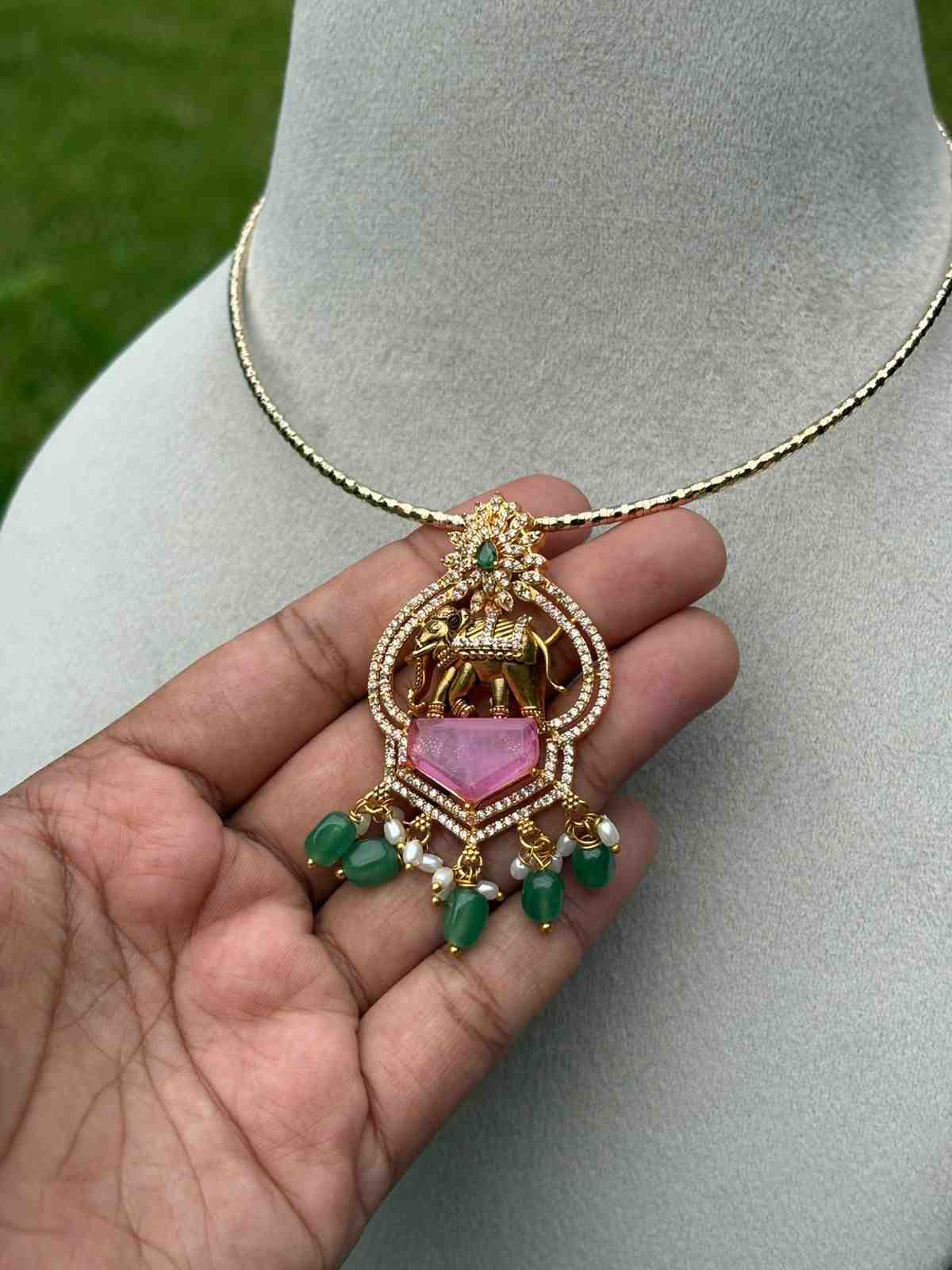 N0294 Elephant pendent with hasli
