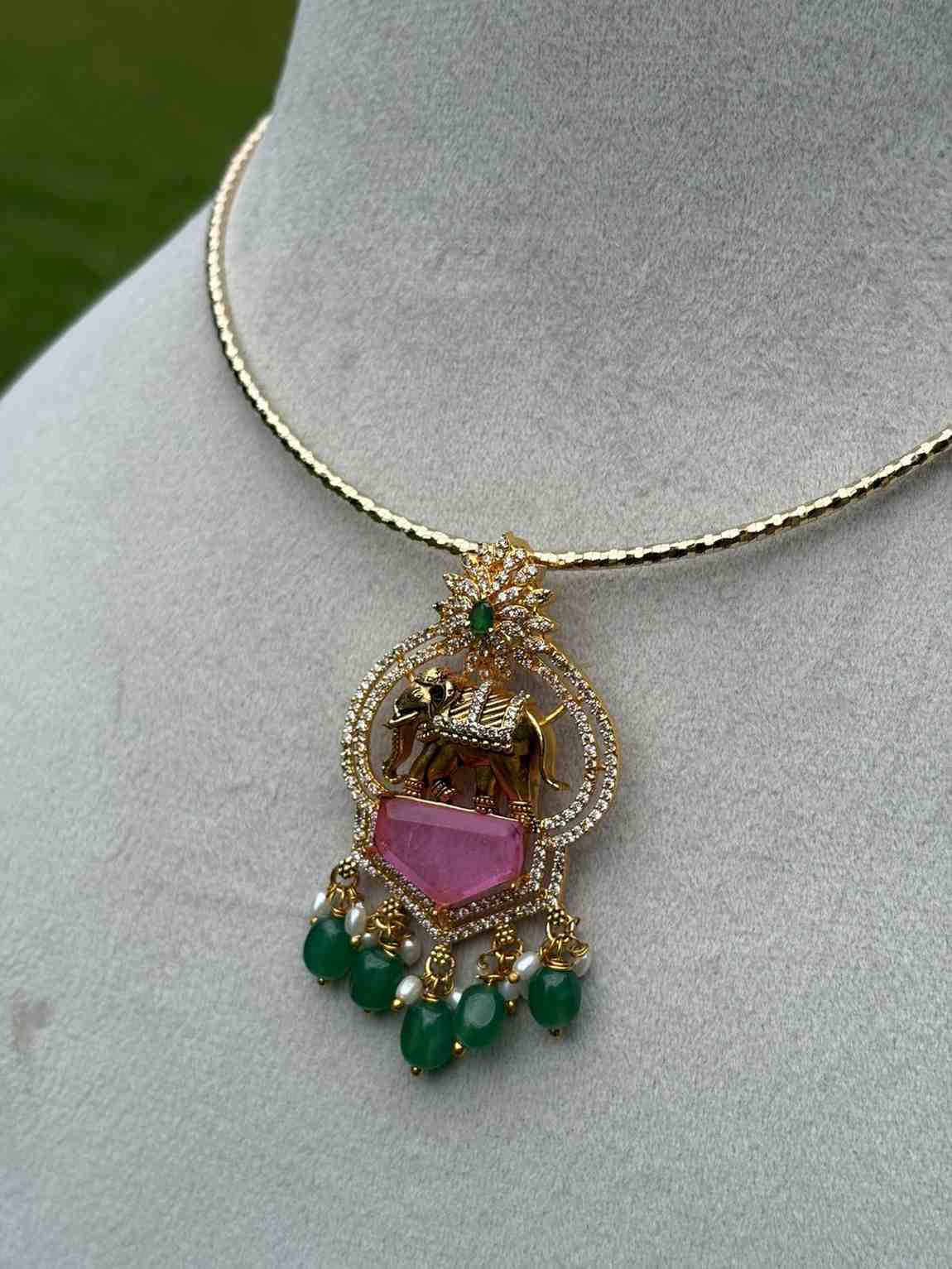 N0294 Elephant pendent with hasli