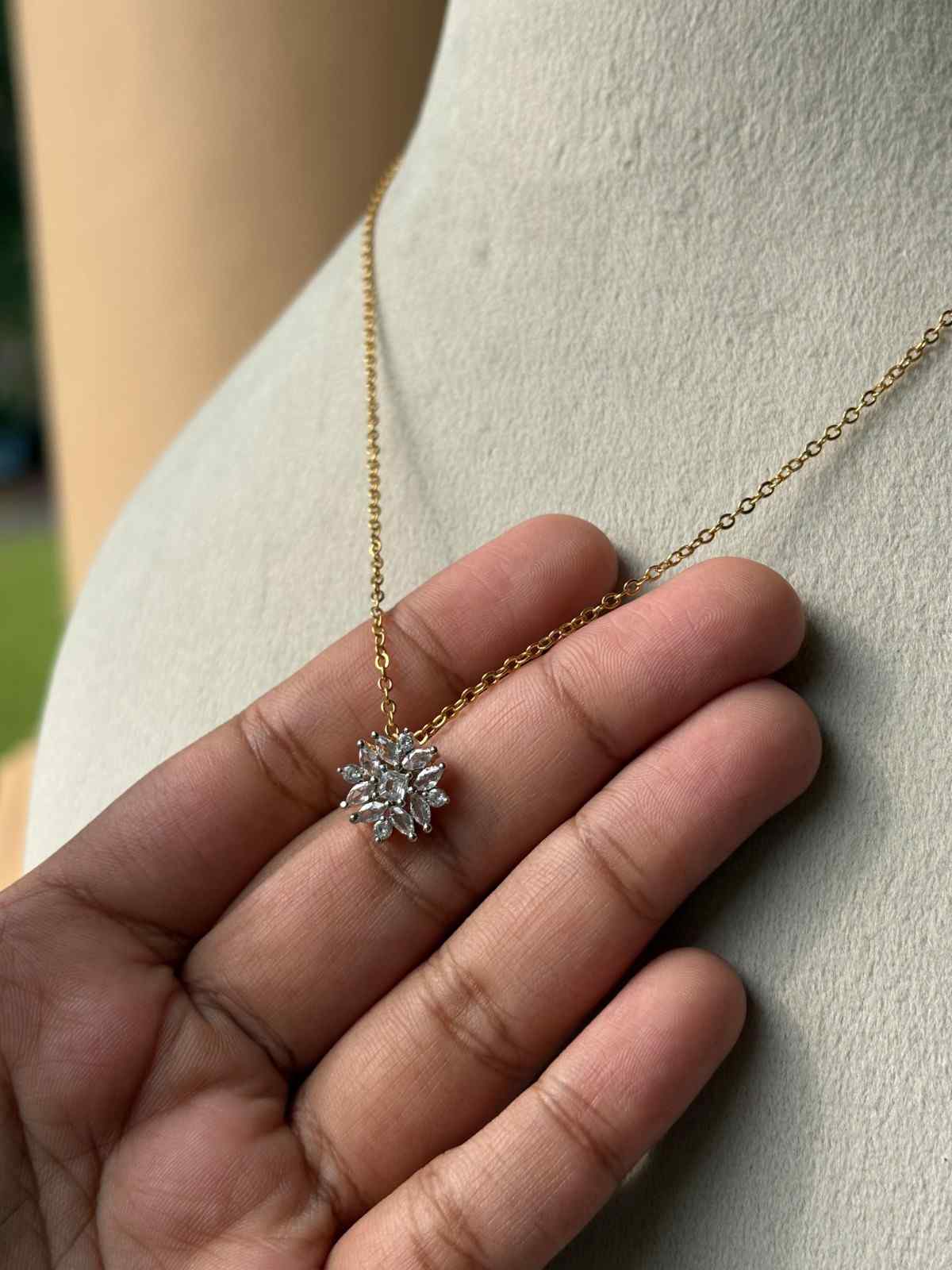 IN018 Invisible chain with floral Pendent