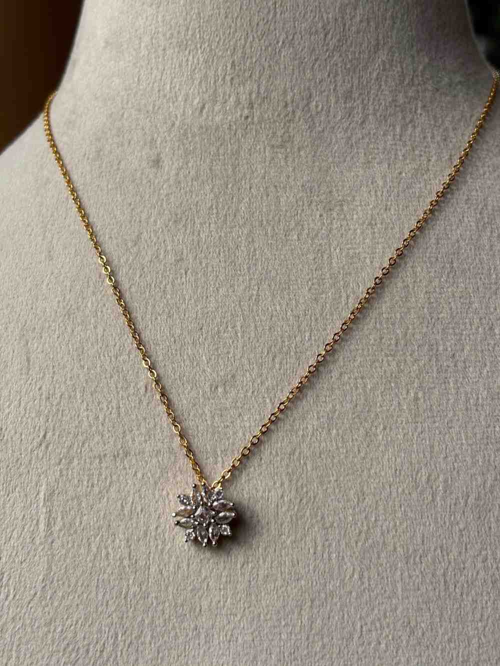 IN018 Invisible chain with floral Pendent