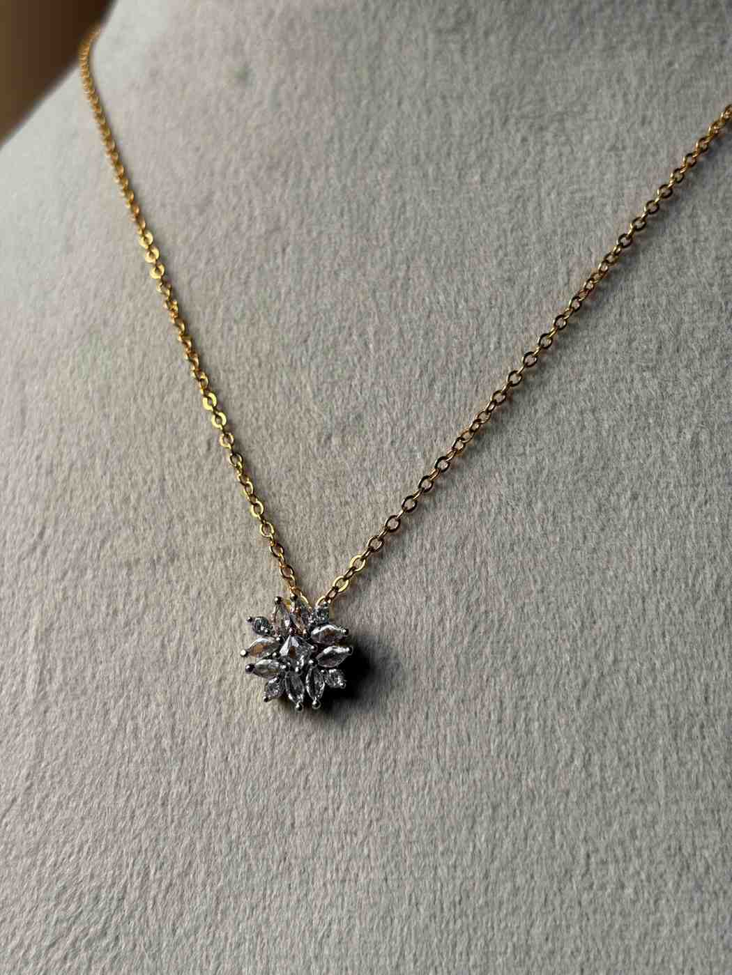 IN018 Invisible chain with floral Pendent