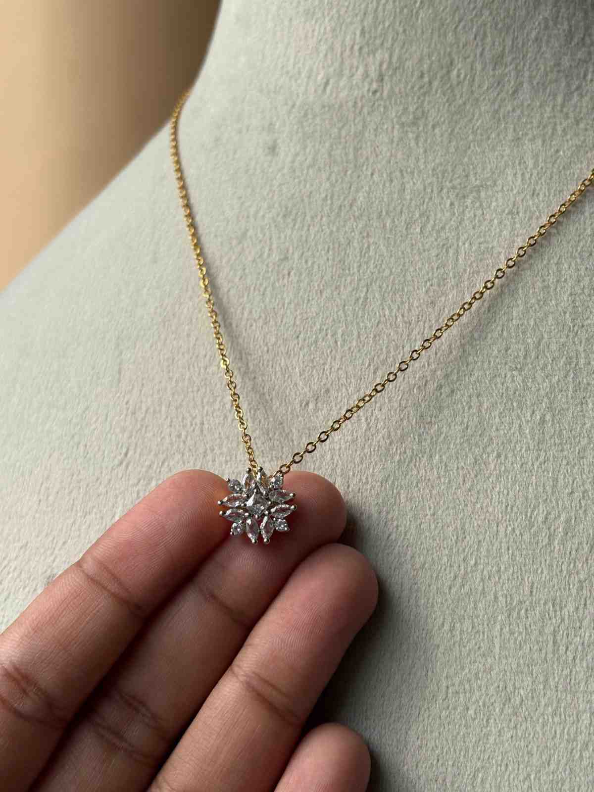 IN018 Invisible chain with floral Pendent