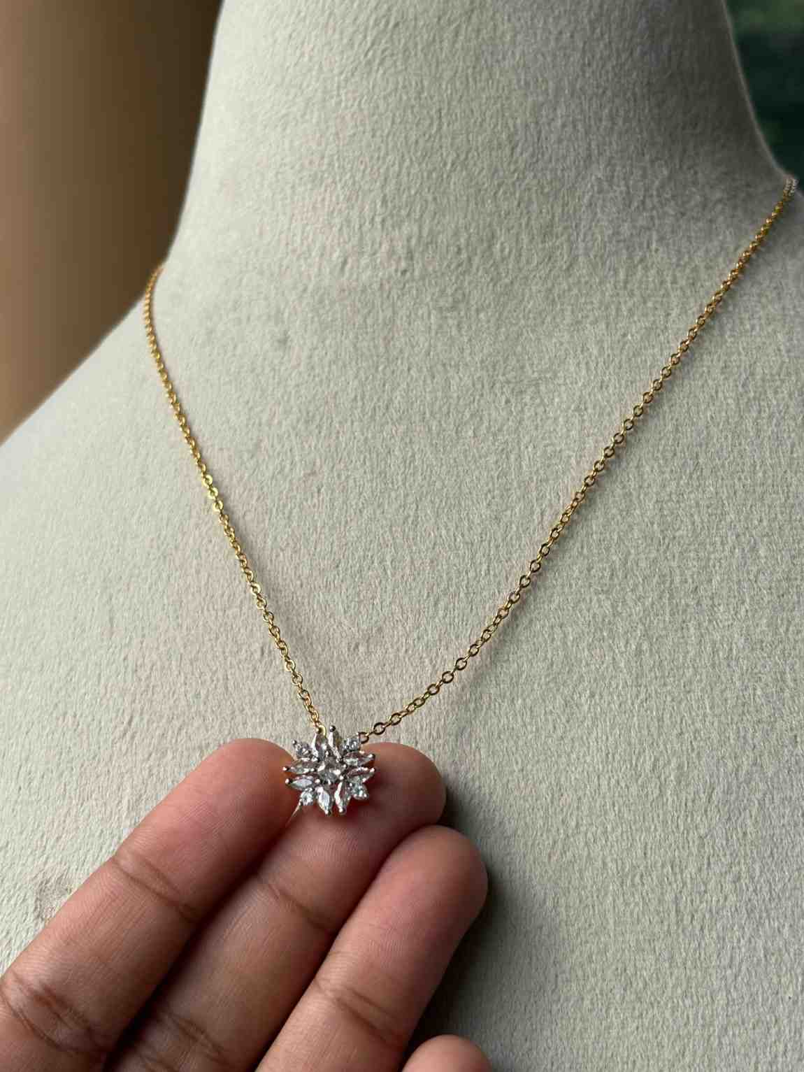 IN018 Invisible chain with floral Pendent