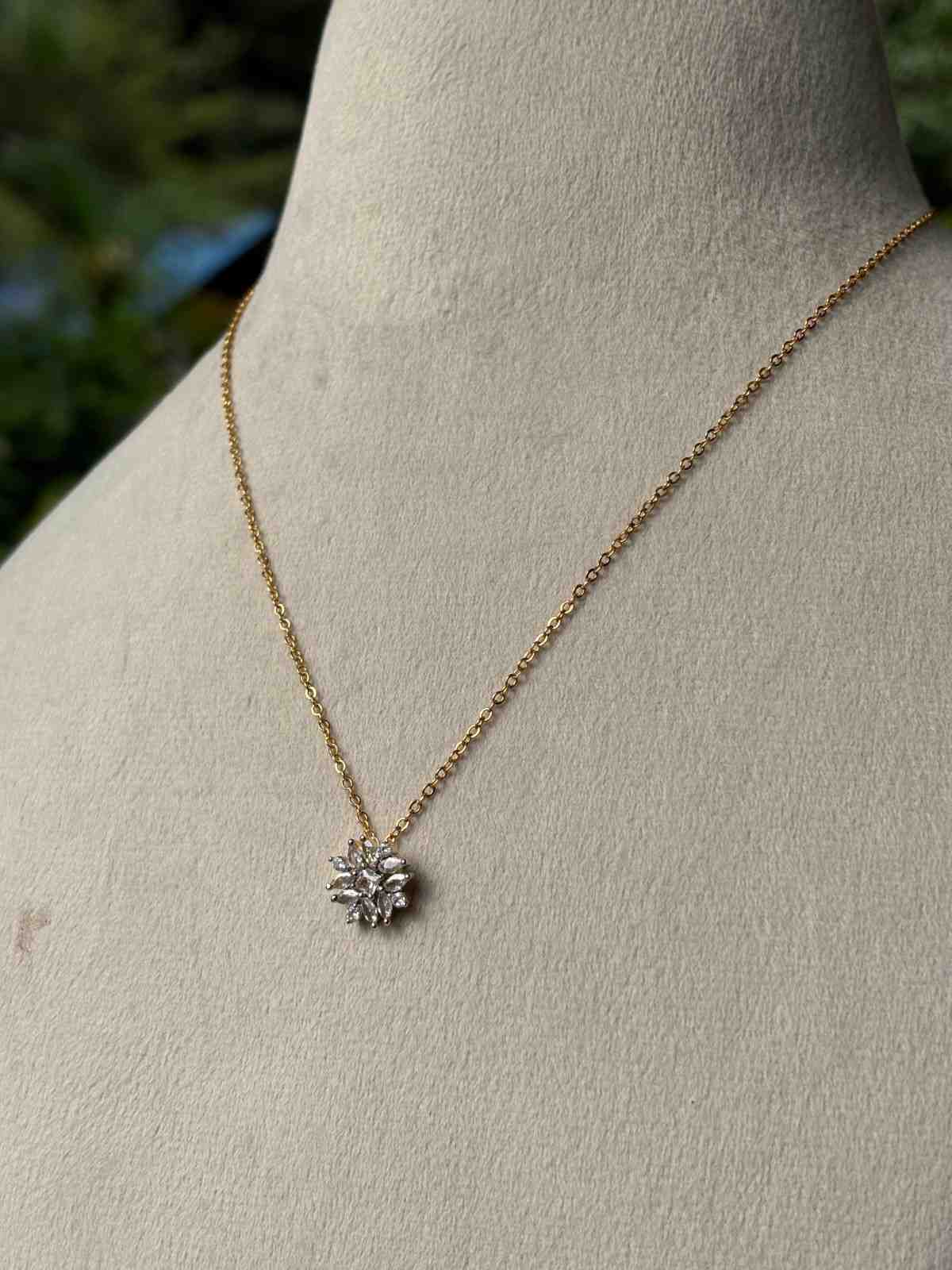 IN018 Invisible chain with floral Pendent