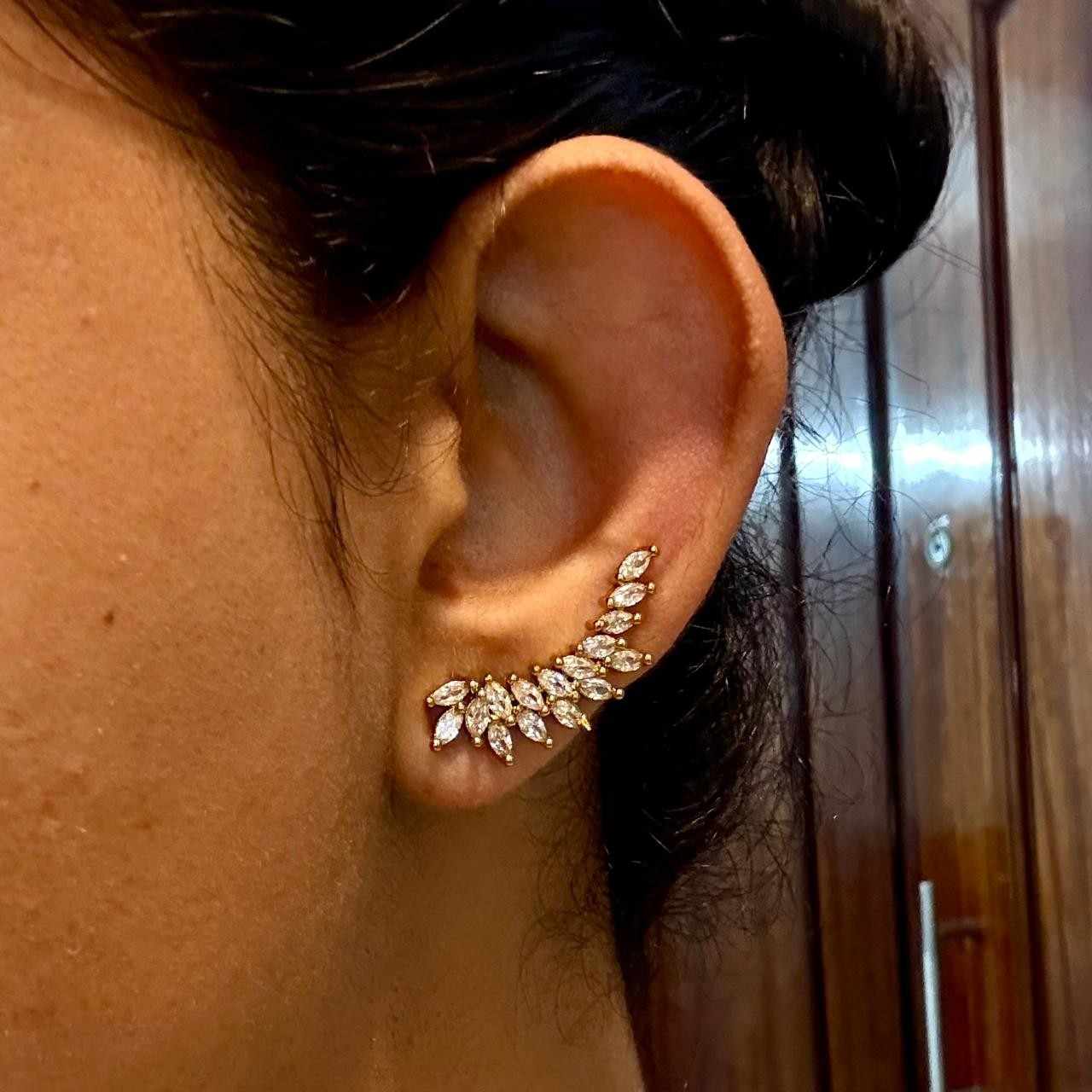 J0137 Floral white Stone Earcuff