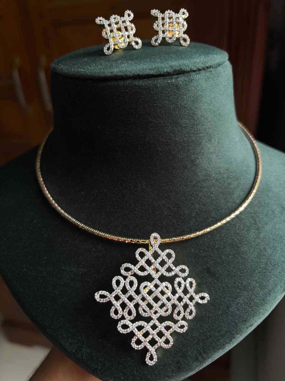 N0302 Kolam Diamond Necklace