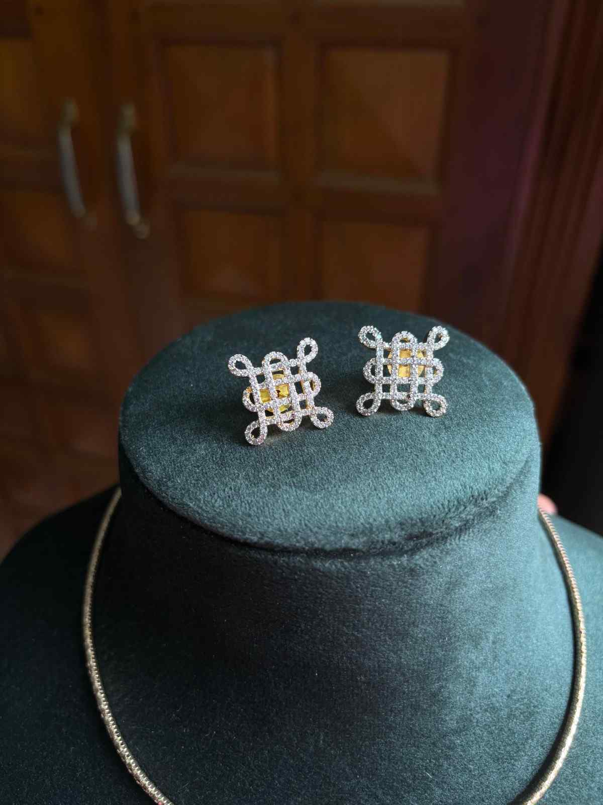 N0302 Kolam Diamond Necklace