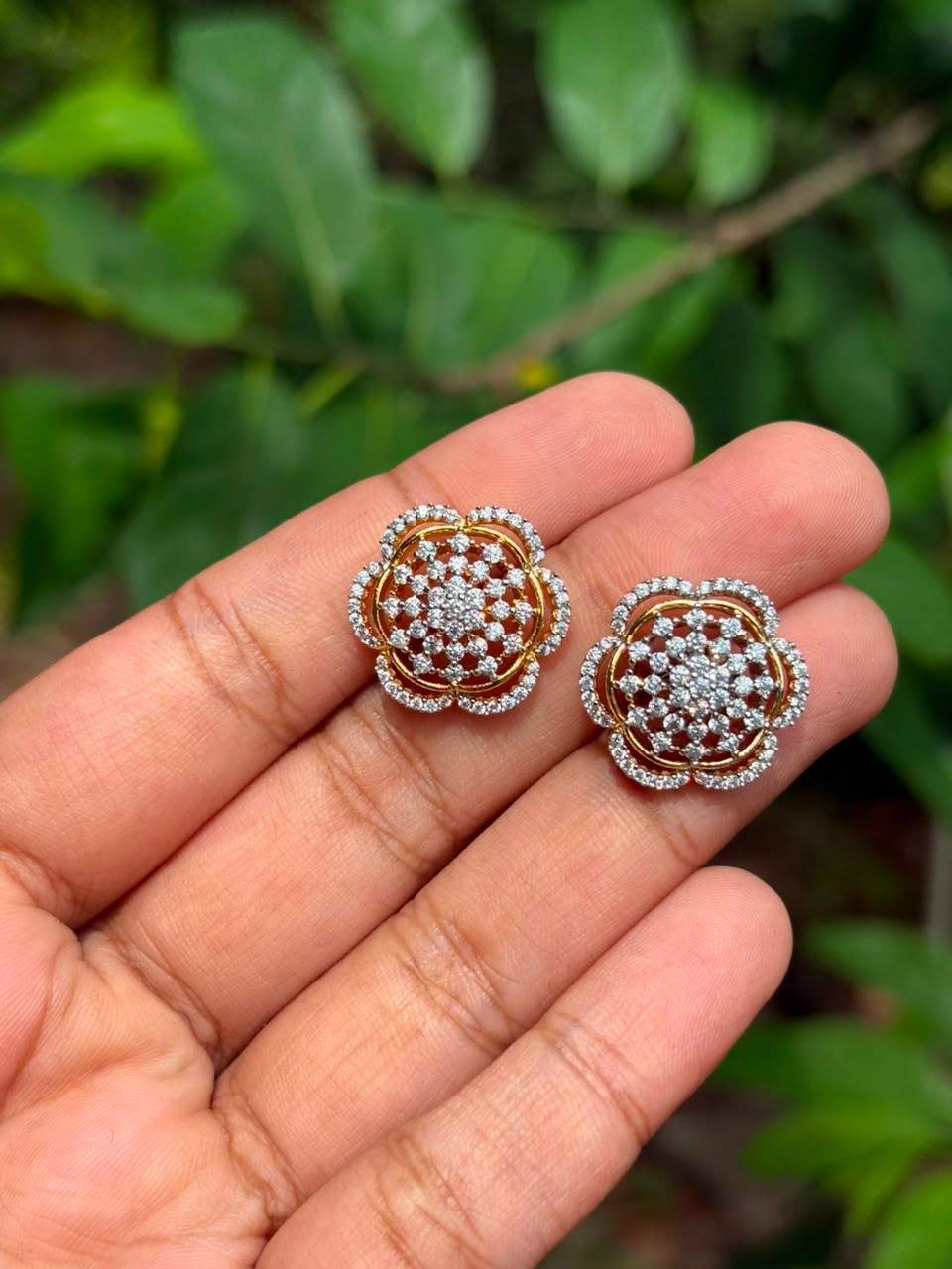J0196 Floral Daisy GJ Polish Diamond Stud