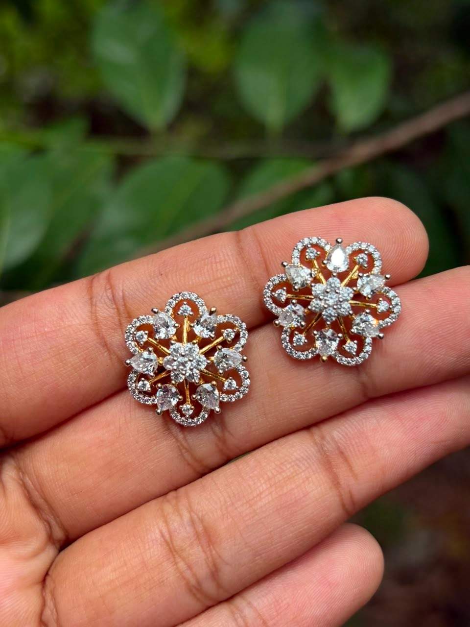 J0194 GJ Polish Floral Diamond Stud