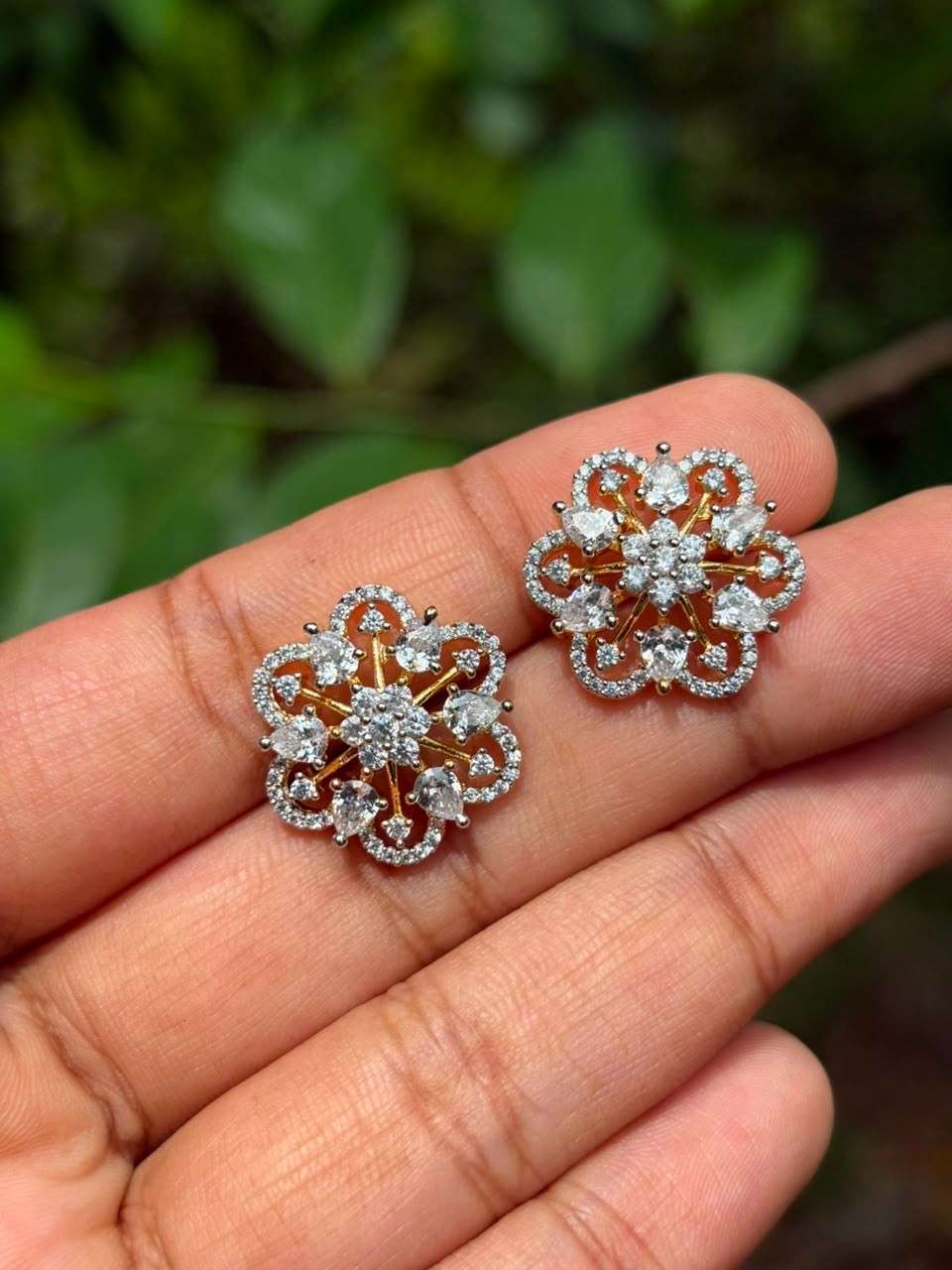 J0194 GJ Polish Floral Diamond Stud