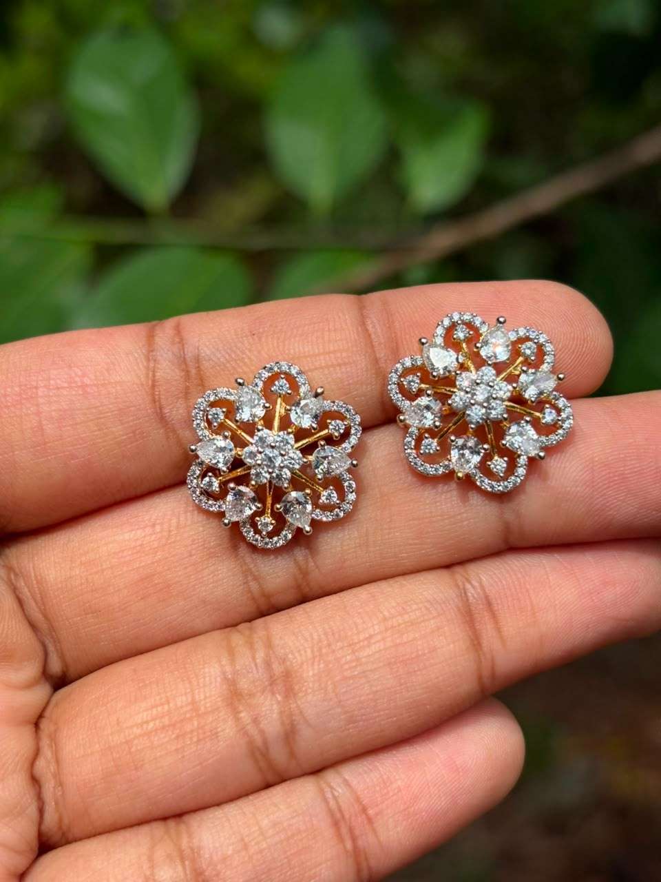 J0194 GJ Polish Floral Diamond Stud