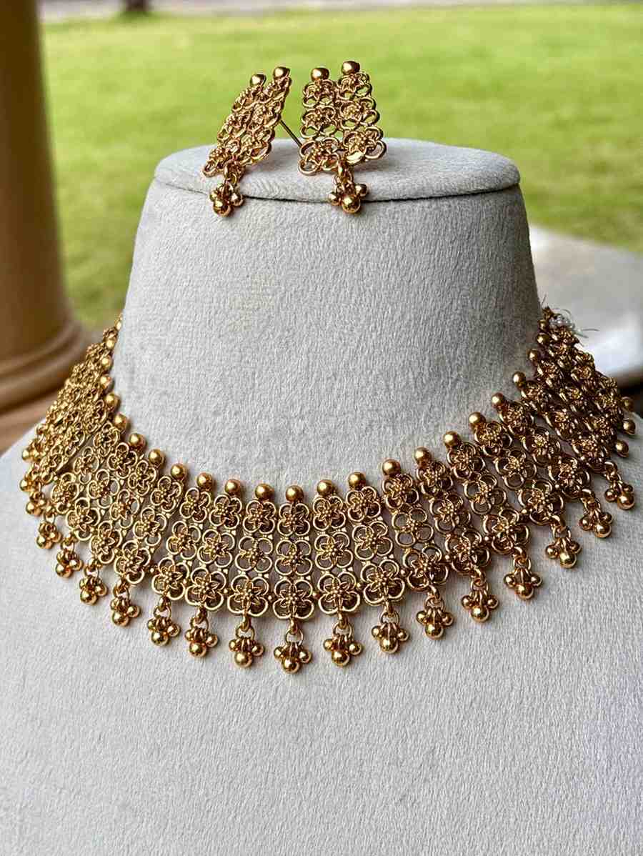 N0212 Matte Finish  Flower Pattern Necklace