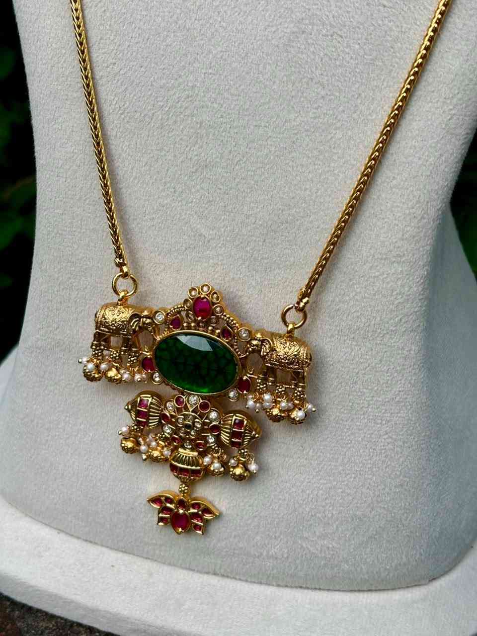 H0096 Unique Statement Dollar Chain 31 inches