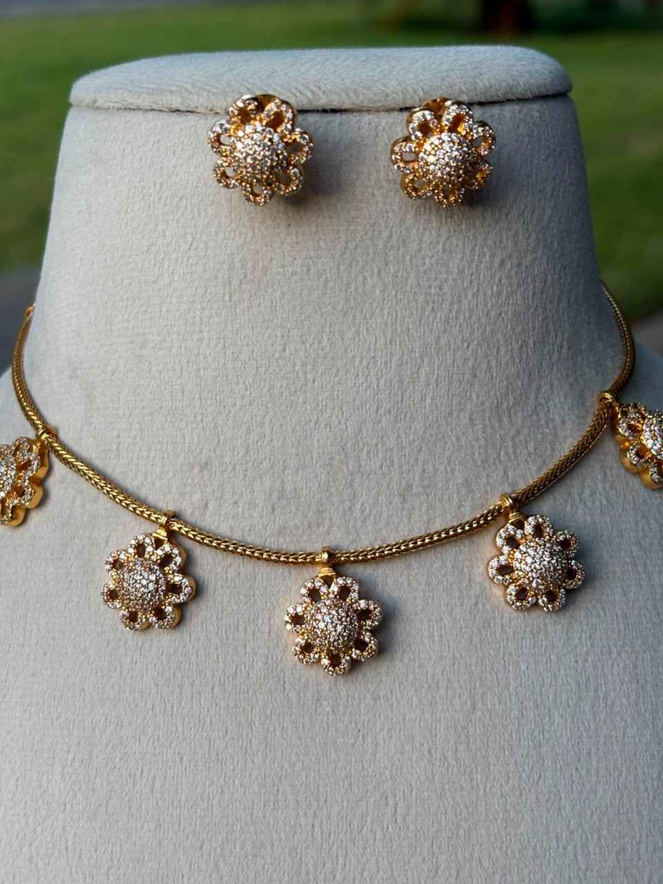 N0009 Cute Daisy Flower White stone necklace