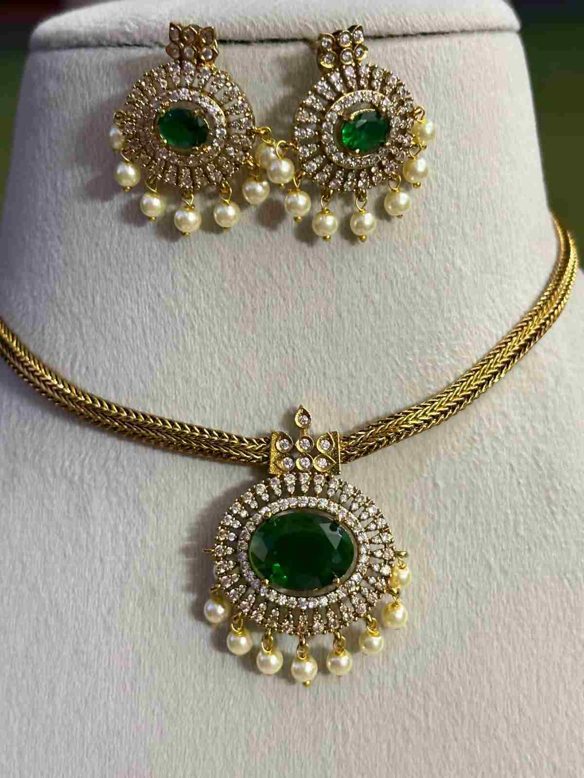N0089 Emerald Green Stone Attigai necklace