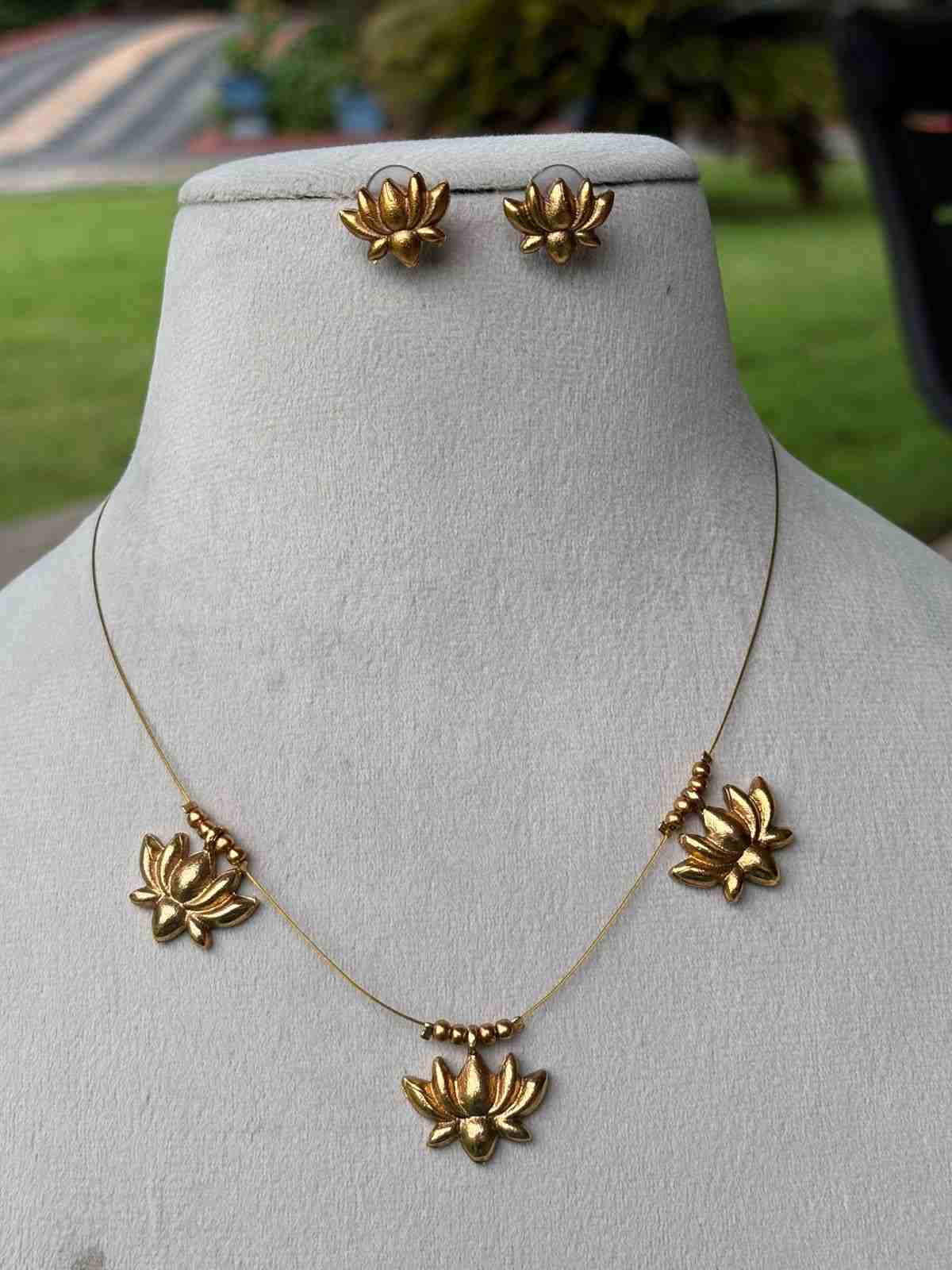 IN024 Lotus Invisible chain