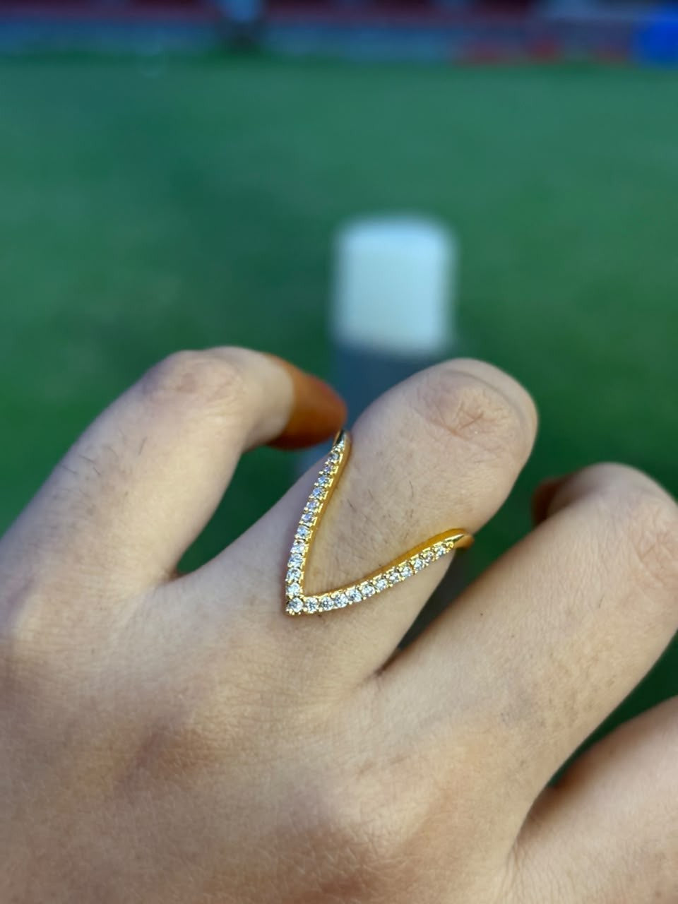 R0017 ' V ' shape white stone Vangi Ring