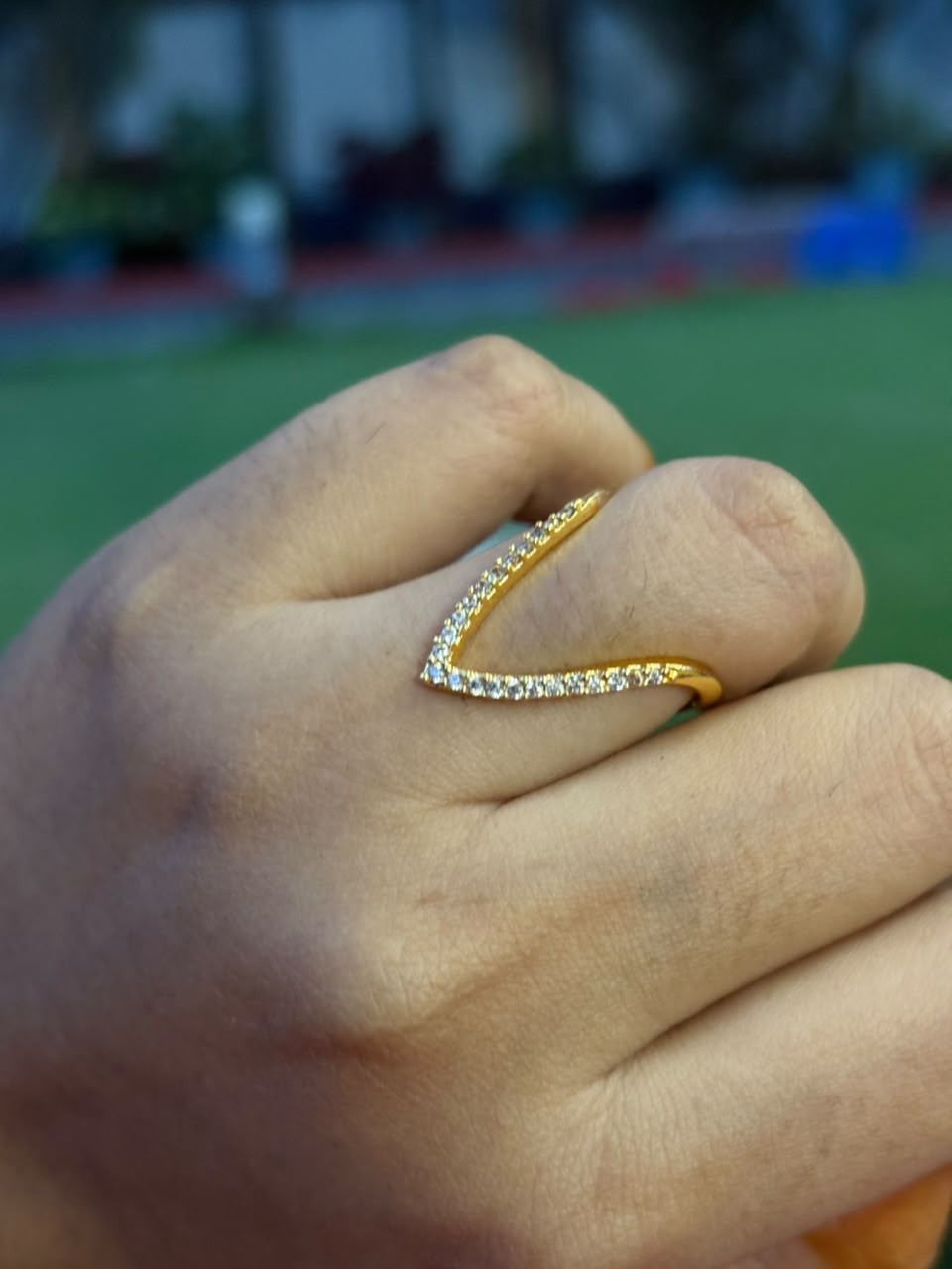 R0017 ' V ' shape white stone Vangi Ring
