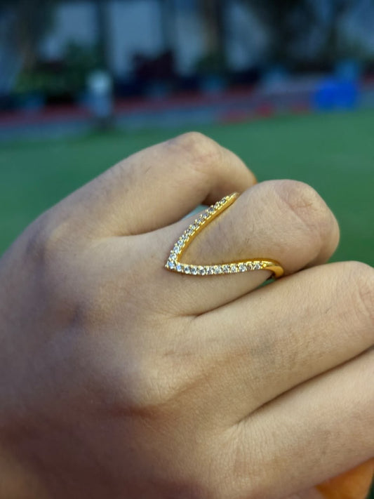 R0017 ' V ' shape white stone Vangi Ring