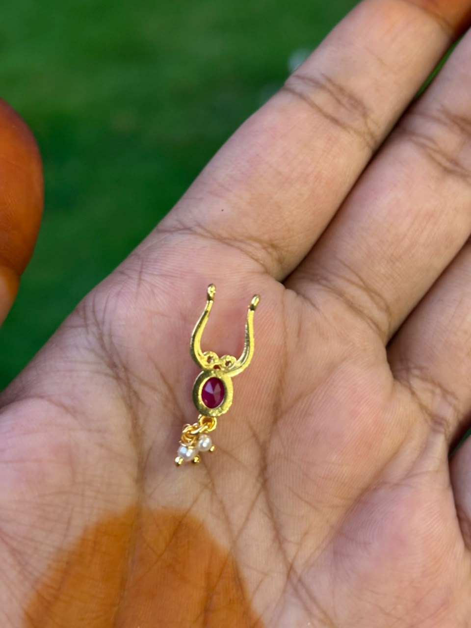 J0247 Ruby Stone Node Septum Pin