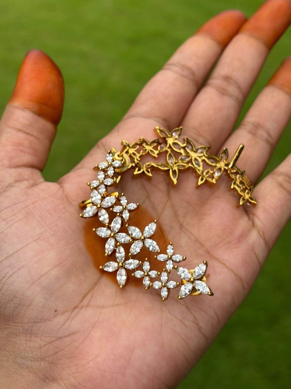 J0240 AD Stone Floral Ear cuff