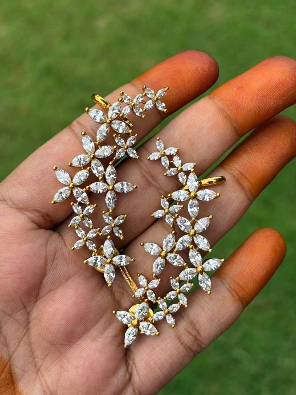 J0240 AD Stone Floral Ear cuff